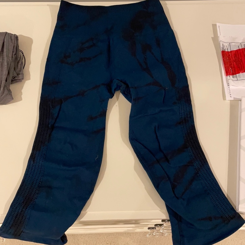 Lulu cropped leggings.